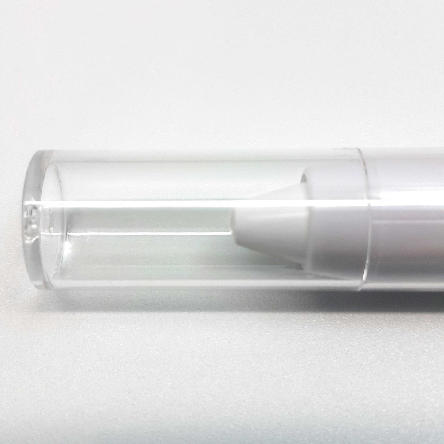 VNQ Highlight Eye Shadow Pen - White Matte2